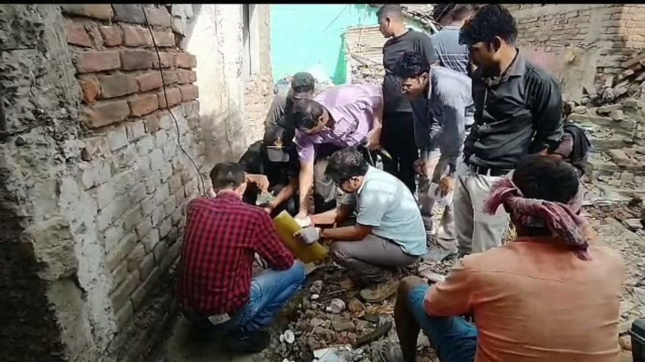 भागलपुर धमाका: कई परतों में लिपटा है केस, कुख्यात रहमत कुरैशी का बहनोई है हसन, अंडरवर्ल्ड से कनेक्शन की चर्चा भागलपुर धमाका: कई परतों में लिपटा है केस, कुख्यात रहमत कुरैशी का बहनोई है हसन, अंडरवर्ल्ड से कनेक्शन की चर्चा