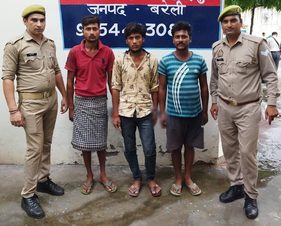 UP News : बरेली में बेटे के जन्म पर लड्डू न खिलाने पर दलित को पहले पेड़ से बांधा फिर पीट-पीट कर मार डाला UP News : बरेली में बेटे के जन्म पर लड्डू न खिलाने पर दलित को पहले पेड़ से बांधा फिर पीट-पीट कर मार डाला