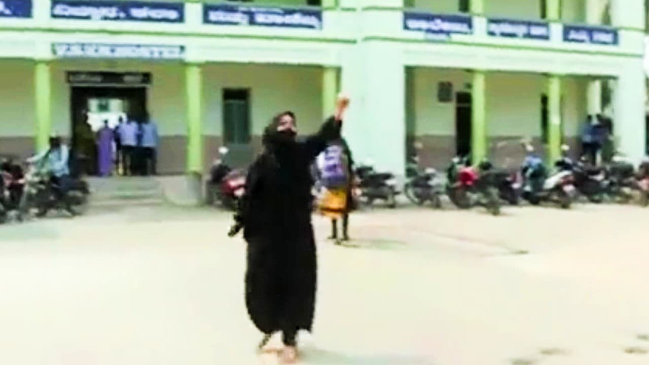 Karnataka Hijab row: ‘जब डर जाती हूं तो अल्लाह का नाम लेती हूं’, हिजाब विवाद पर मुस्कान ने कही ये बात Karnataka Hijab row: ‘जब डर जाती हूं तो अल्लाह का नाम लेती हूं’, हिजाब विवाद पर मुस्कान ने कही ये बात