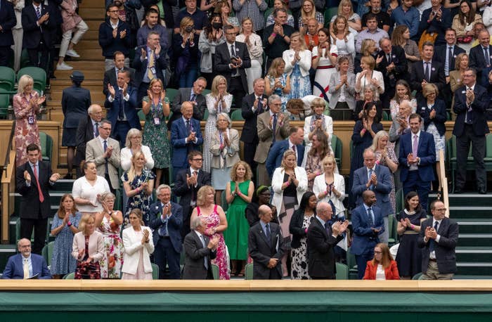 Wimbledon देखने पहुंचीं कोरोना वैक्सीन बनाने वाली महिला वैज्ञानिक तो खिलाड़ियों को भूले लोग, स्टेडिमय में दिखा अनोखा नजारा, वायरल हुआ वीडियो Wimbledon देखने पहुंचीं कोरोना वैक्सीन बनाने वाली महिला वैज्ञानिक तो खिलाड़ियों को भूले लोग, स्टेडिमय में दिखा अनोखा नजारा, वायरल हुआ वीडियो