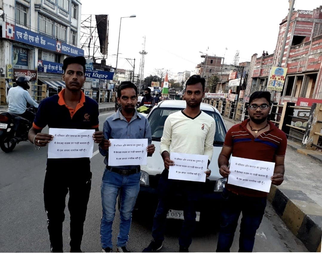 CoronaVirus Lockdown: बेवजह घर से बाहर घूमने वालों को झारखंड पुलिस ने थमाया पोस्टर ‘मैं परिवार और समाज का दुश्मन हूं’