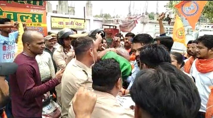 Udaipur Case: उदयपुर की घटना से हिंदू संगठनों में आक्रोश, आगरा में बजरंग दल ने किया जोरदार प्रदर्शन Udaipur Case: उदयपुर की घटना से हिंदू संगठनों में आक्रोश, आगरा में बजरंग दल ने किया जोरदार प्रदर्शन