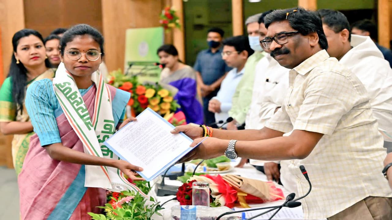 झारखंड में 32 साल बाद कृषि सेवा में एक साथ 129 पदाधिकारियों की हुई नियुक्ति, CM हेमंत सोरेन ने सौंपे पत्र झारखंड में 32 साल बाद कृषि सेवा में एक साथ 129 पदाधिकारियों की हुई नियुक्ति, CM हेमंत सोरेन ने सौंपे पत्र