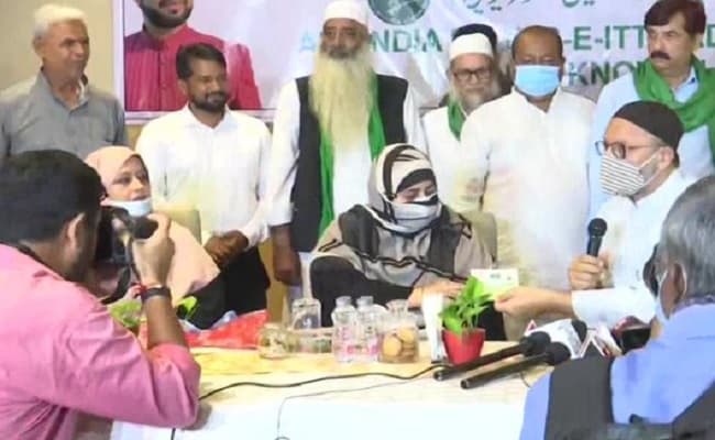 यूपी चुनाव से पहले पूर्व बाहुबली सांसद अतीक अहमद पूरे परिवार संग ओवैसी की पार्टी AIMIM में हुए शामिल यूपी चुनाव से पहले पूर्व बाहुबली सांसद अतीक अहमद पूरे परिवार संग ओवैसी की पार्टी AIMIM में हुए शामिल