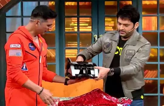कपिल के शो में Laxmmi Bomb को प्रोमोट करने पहुंचे अक्षय कुमार, कपिल ने सुपरस्टार को गिफ्ट कर दिया कैश काउंटिंग मशीन, मजेदार Video हो रही है Viral कपिल के शो में Laxmmi Bomb को प्रोमोट करने पहुंचे अक्षय कुमार, कपिल ने सुपरस्टार को गिफ्ट कर दिया कैश काउंटिंग मशीन, मजेदार Video हो रही है Viral