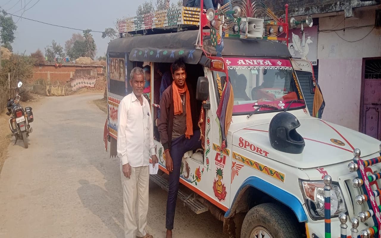 झारखंड का एक नक्सल प्रभावित गांव, जहां इस वजह से बेटियों की शादी थी मुश्किल, ऐसे बदल गयी तस्वीर झारखंड का एक नक्सल प्रभावित गांव, जहां इस वजह से बेटियों की शादी थी मुश्किल, ऐसे बदल गयी तस्वीर