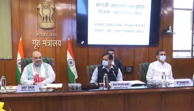 अमित शाह की मौजूदगी में असम में 1 हजार आतंकियों ने डाले हथियार, जानें क्या है कार्बी आंगलोंग समझौता अमित शाह की मौजूदगी में असम में 1 हजार आतंकियों ने डाले हथियार, जानें क्या है कार्बी आंगलोंग समझौता