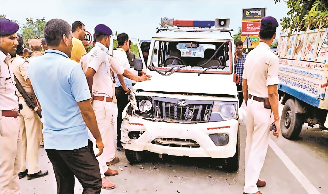 भाजपा के पूर्व प्रदेश अध्यक्ष की एस्कॉर्ट गाड़ी ने मोतिहारी में दो को कुचला, उग्र भीड़ ने जवान को पीटा भाजपा के पूर्व प्रदेश अध्यक्ष की एस्कॉर्ट गाड़ी ने मोतिहारी में दो को कुचला, उग्र भीड़ ने जवान को पीटा
