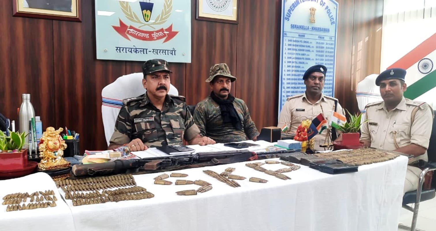 Jharkhand Naxal News: एक करोड़ के इनामी नक्सली अनल दा के साथ अमित मुंडा पुलिस को चकमा देकर भागे Jharkhand Naxal News: एक करोड़ के इनामी नक्सली अनल दा के साथ अमित मुंडा पुलिस को चकमा देकर भागे