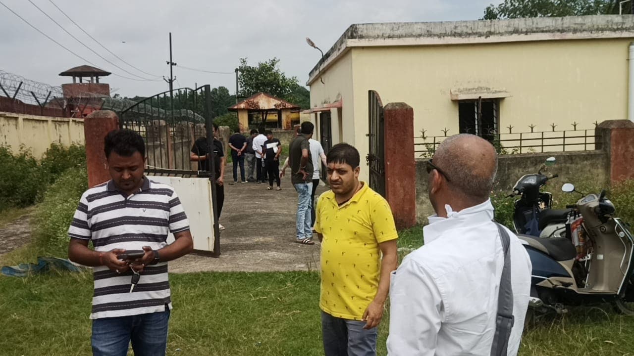 Ankit Sarraf Murder Case: 24 घंटे बाद भी नहीं सुलझी मर्डर की गुत्थी, तफ्तीश में जुटी पुलिस की दो टीम Ankit Sarraf Murder Case: 24 घंटे बाद भी नहीं सुलझी मर्डर की गुत्थी, तफ्तीश में जुटी पुलिस की दो टीम