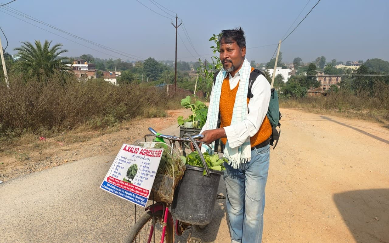 पलामू का अनूप लोगों के लिए बने प्रेरणा, शिक्षक की नौकरी छोड़ साइकिल से बेचते हैं फल, फूल व सब्जी के पौधे पलामू का अनूप लोगों के लिए बने प्रेरणा, शिक्षक की नौकरी छोड़ साइकिल से बेचते हैं फल, फूल व सब्जी के पौधे