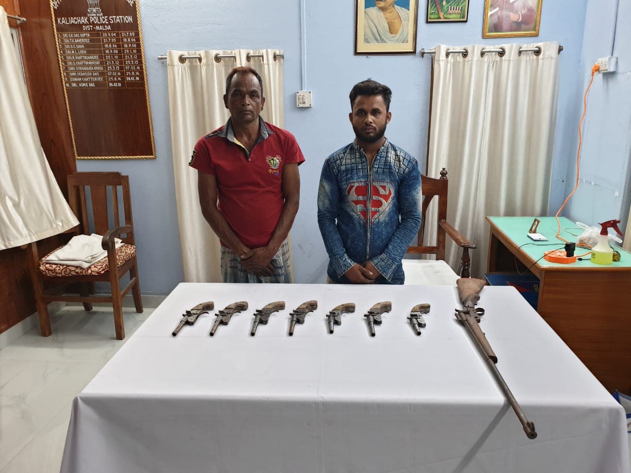 वोटिंग के बीच मालदा से बड़ी संख्या में हथियार बरामद, दो कुख्यात गिरफ्तार वोटिंग के बीच मालदा से बड़ी संख्या में हथियार बरामद, दो कुख्यात गिरफ्तार