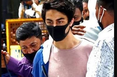 NCB कस्टडी के दौरान आर्यन खान की हुई काउंसलिंग, शाहरुख के बेटे ने समीर वानखेड़े से किया ये वादा! NCB कस्टडी के दौरान आर्यन खान की हुई काउंसलिंग, शाहरुख के बेटे ने समीर वानखेड़े से किया ये वादा!