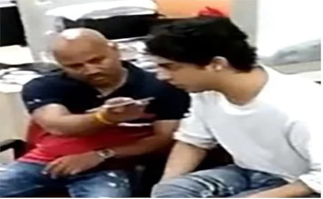 Cruise Drugs Case : शिवसेना नेता संजय राउत ने शेयर किया आर्यन खान का वीडियो, नवाब मलिक ने कहा ‘सत्यमेव जयते’ Cruise Drugs Case : शिवसेना नेता संजय राउत ने शेयर किया आर्यन खान का वीडियो, नवाब मलिक ने कहा ‘सत्यमेव जयते’