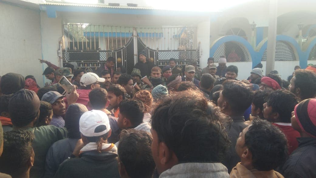 Jharkhand News : गैंगस्टर सुशील श्रीवास्तव के शूटर ने मुखिया के घर बोला धावा, ग्रामीणों में आक्रोश Jharkhand News : गैंगस्टर सुशील श्रीवास्तव के शूटर ने मुखिया के घर बोला धावा, ग्रामीणों में आक्रोश