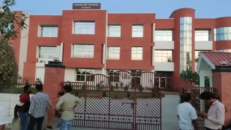 अयोध्या: छात्रा की गैंगरेप-हत्या मामले की जांच SIT के हवाले, स्लाइड रिपोर्ट से खुलेगा राज, रिक्रिएशन की तैयारी अयोध्या: छात्रा की गैंगरेप-हत्या मामले की जांच SIT के हवाले, स्लाइड रिपोर्ट से खुलेगा राज, रिक्रिएशन की तैयारी