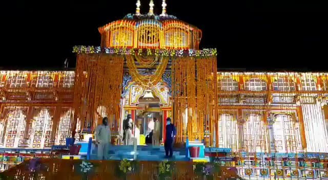 Chardham Yatra 2020: लॉकडाउन के बीच बदरीनाथ धाम के खुले कपाट, पूजा में शामिल हुए केवल 28 लोग