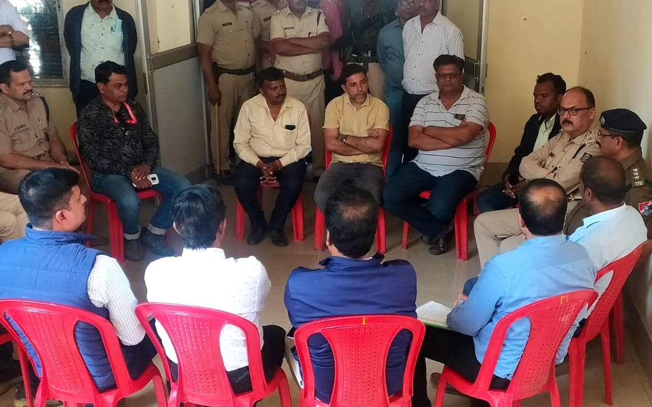 ओड़िशा के बामड़ा में हावड़ा-मुंबई रूट पर महा रेल रोको आंदोलन, 6 ट्रेनें रद्द, चक्रधरपुर के DRM ने कही ये बात ओड़िशा के बामड़ा में हावड़ा-मुंबई रूट पर महा रेल रोको आंदोलन, 6 ट्रेनें रद्द, चक्रधरपुर के DRM ने कही ये बात