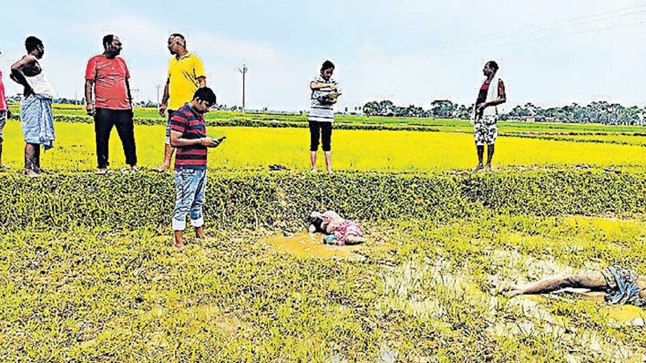 Bihar: बांका में वारंटी को पकड़ने गयी पुलिस की पिटाई, टाइगर मोबाइल के जवानों के पिस्टल भी छीने Bihar: बांका में वारंटी को पकड़ने गयी पुलिस की पिटाई, टाइगर मोबाइल के जवानों के पिस्टल भी छीने
