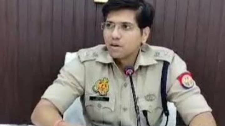 बरेली: पुलिस कर्मियों को जेल बंदी की खातिरदारी पड़ी महंगी, वीडियो वायरल होने के बाद तीन निलंबित, जांच शुरू बरेली: पुलिस कर्मियों को जेल बंदी की खातिरदारी पड़ी महंगी, वीडियो वायरल होने के बाद तीन निलंबित, जांच शुरू