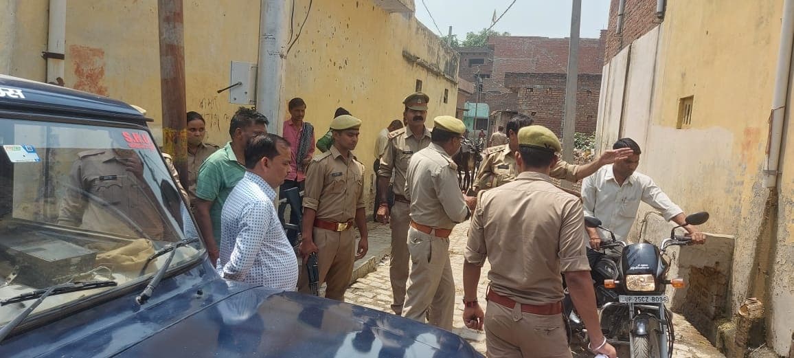 बरेली में पति-पत्नी और 3 माह की बच्ची की संदिग्ध हालत में मौत, सुसाइड या मर्डर? युवक का शव देख उलझा मामला बरेली में पति-पत्नी और 3 माह की बच्ची की संदिग्ध हालत में मौत, सुसाइड या मर्डर? युवक का शव देख उलझा मामला