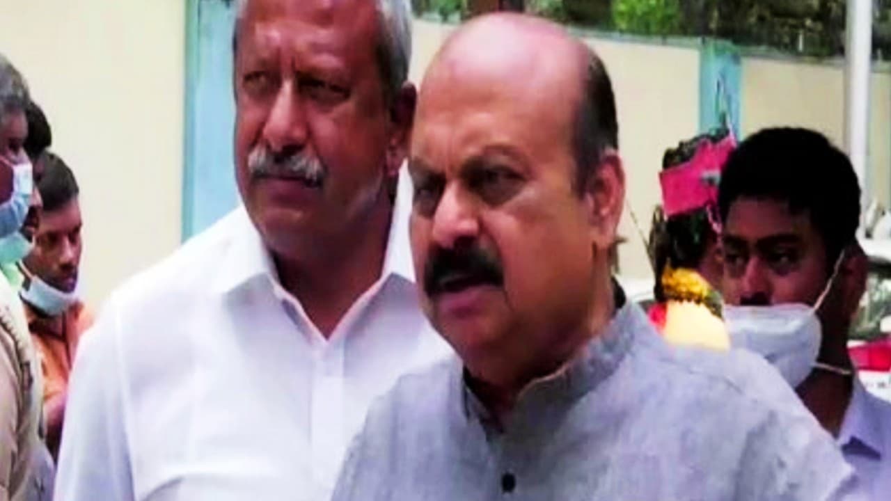 कर्नाटक हिजाब मामले में फैसला सुनाने वाले जजों को धमकी मिलने के बाद सरकार देगी वाई श्रेणी की सुरक्षा कर्नाटक हिजाब मामले में फैसला सुनाने वाले जजों को धमकी मिलने के बाद सरकार देगी वाई श्रेणी की सुरक्षा