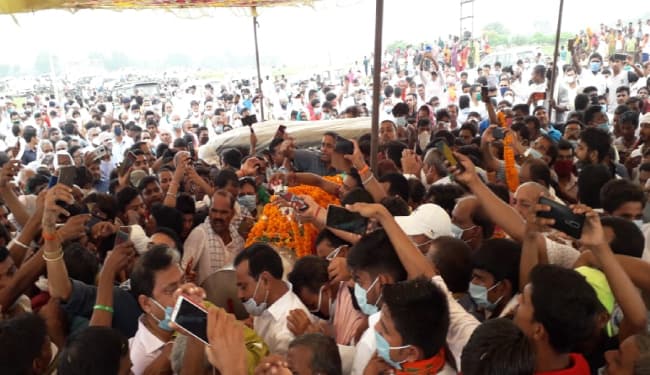 पूर्व केंद्रीय मंत्री का पार्थिव शरीर हाजीपुर पहुंचते ही लगे ‘रघुवंश बाबू अमर रहें’ के नारे, अंतिम दर्शन को उमड़ा जनसैलाब