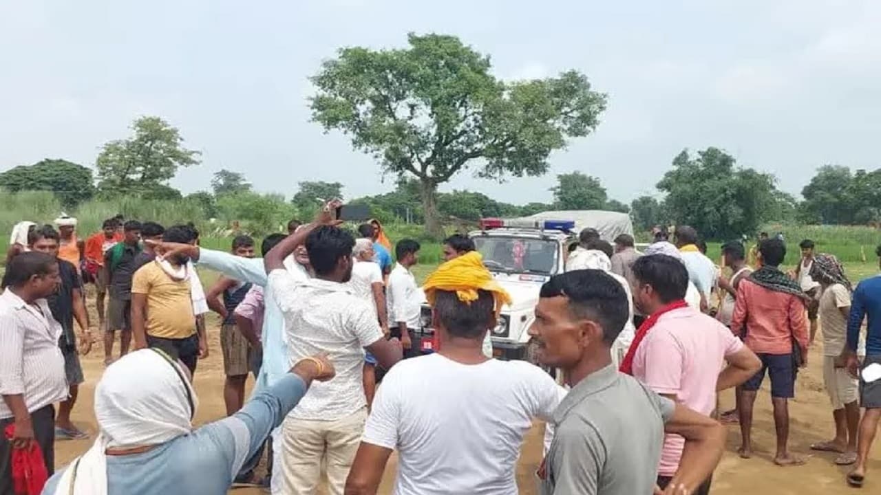 Patna के बिहटा में अवैध बालू खनन को लेकर दो गुटों में गोलीबारी, चार लोगों की हत्या Patna के बिहटा में अवैध बालू खनन को लेकर दो गुटों में गोलीबारी, चार लोगों की हत्या