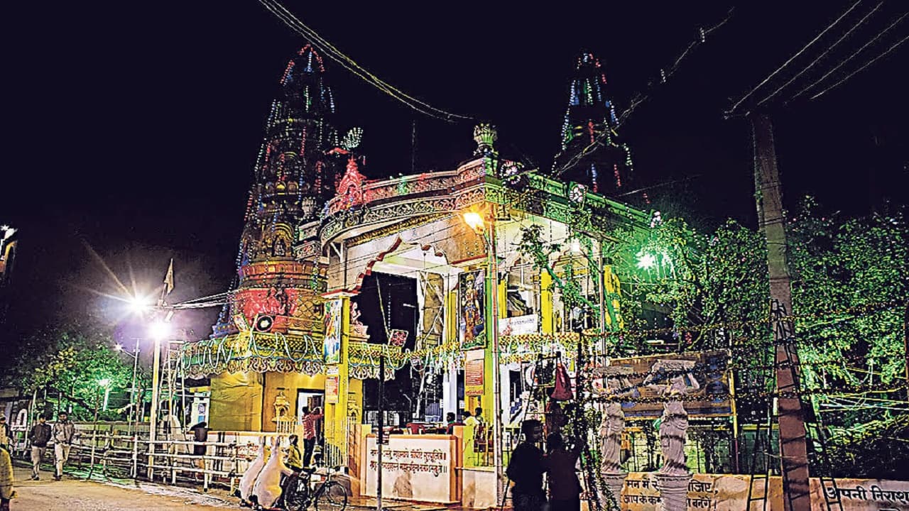 महाशिवरात्रि पर शिवालयों में भव्य तैयारी, सभी मंदिरों में सोशल डिस्टेंसिंग के लिए की गयी विशेष व्यवस्था महाशिवरात्रि पर शिवालयों में भव्य तैयारी, सभी मंदिरों में सोशल डिस्टेंसिंग के लिए की गयी विशेष व्यवस्था