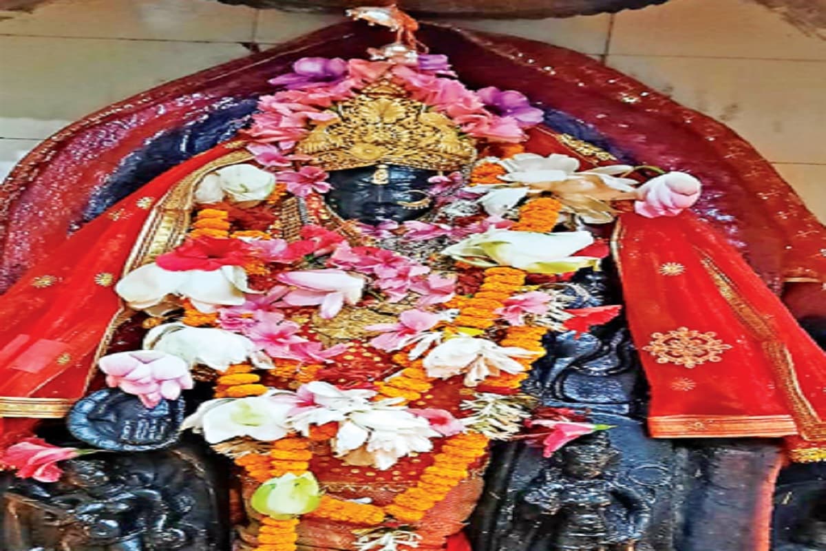चतरा में मां भद्रकाली का मंदिर है बेहद खास, माता पर चढ़ने वाले फूल का भक्त करते हैं इंतजार, जानें क्यों