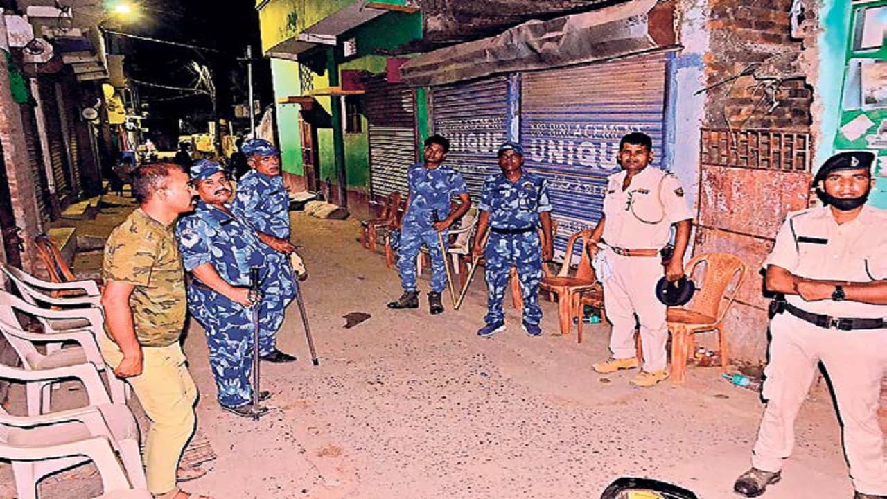 Bihar News: भागलपुर में बारात के बीच घुसकर महिलाओं संग डांस करने लगे मनचले, विरोध के बाद हंगामा व पथराव Bihar News: भागलपुर में बारात के बीच घुसकर महिलाओं संग डांस करने लगे मनचले, विरोध के बाद हंगामा व पथराव
