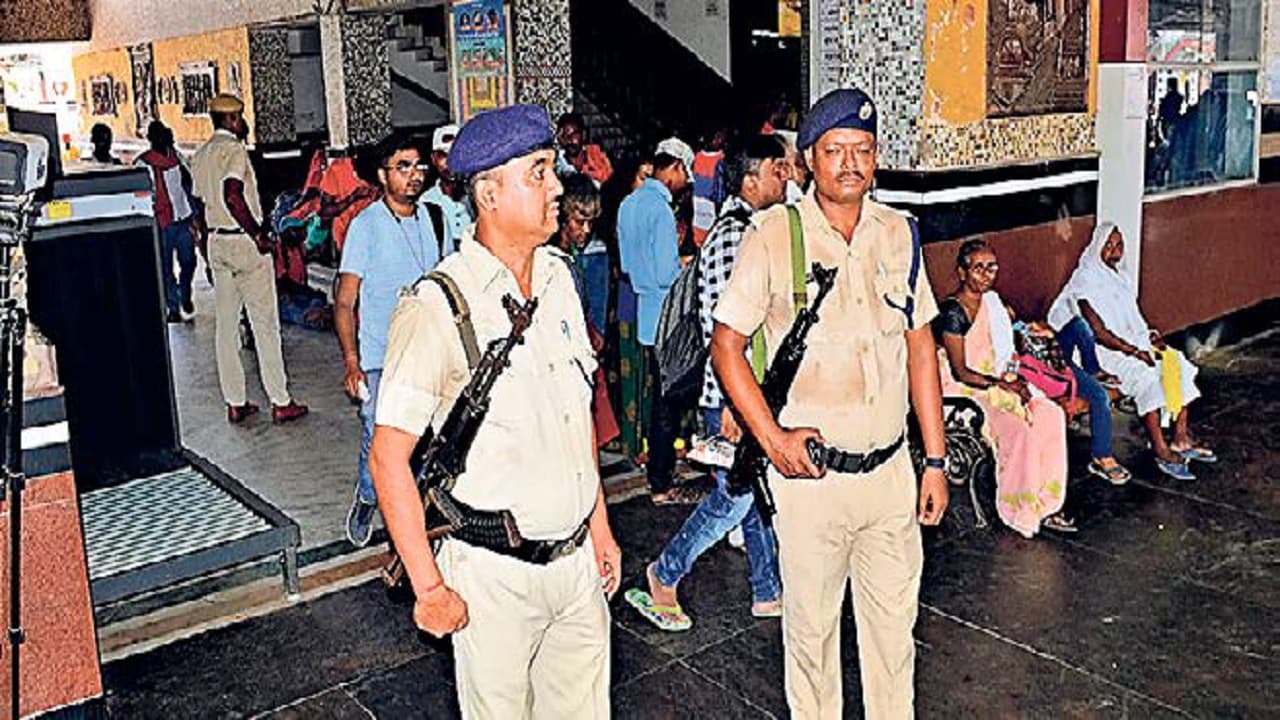 Bihar: बम मिलने की अफवाह के बाद भागलपुर जंक्शन पर जवानों ने संभाला मोर्चा, जानिये तैयारी… Bihar: बम मिलने की अफवाह के बाद भागलपुर जंक्शन पर जवानों ने संभाला मोर्चा, जानिये तैयारी…