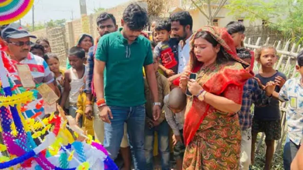 बिहार: पूर्व मंत्री बीमा भारती ने निकाली पेट डॉग की शव यात्रा, हिंदू रिती रिवाज से दी आखिरी विदाई बिहार: पूर्व मंत्री बीमा भारती ने निकाली पेट डॉग की शव यात्रा, हिंदू रिती रिवाज से दी आखिरी विदाई