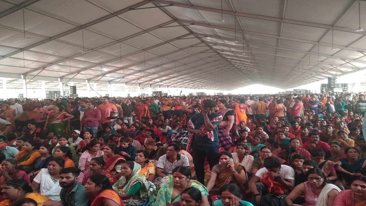 पटना: 40 डिग्री की गर्मी भी भक्तों के आस्था के आगे फेल, खचाखच भरा बागेश्वर दरबार पटना: 40 डिग्री की गर्मी भी भक्तों के आस्था के आगे फेल, खचाखच भरा बागेश्वर दरबार