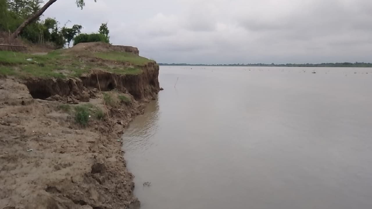 सरयू का जलस्तर बढ़ने से सीवान के दर्जनों गांवों पर बाढ़ का खतरा, तेज कटाव की वजह से सैकड़ो एकड़ उपजाऊ जमीन बर्बाद