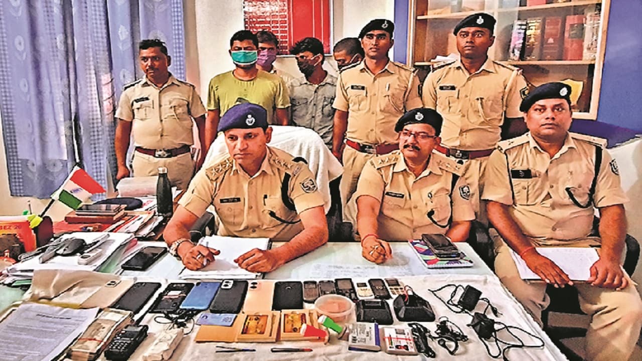 बिहार: दबोचा जा रहा सिपाही भर्ती परीक्षा में सेटिंग कराने वाला गिरोह, सहरसा के बाद अब बेगूसराय से 5 गिरफ्तार बिहार: दबोचा जा रहा सिपाही भर्ती परीक्षा में सेटिंग कराने वाला गिरोह, सहरसा के बाद अब बेगूसराय से 5 गिरफ्तार