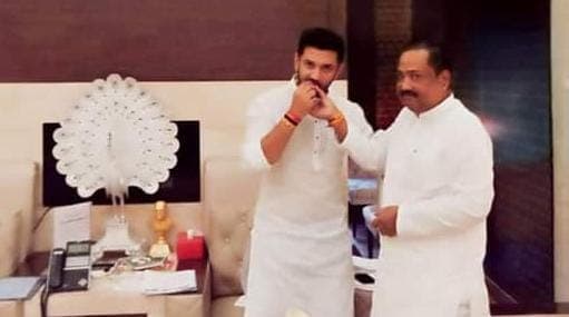 बिहार में चिराग पासवान को बड़ा झटका, पार्टी के दिग्गज नेता विनोद सिंह ने JDU का थामा दामन बिहार में चिराग पासवान को बड़ा झटका, पार्टी के दिग्गज नेता विनोद सिंह ने JDU का थामा दामन