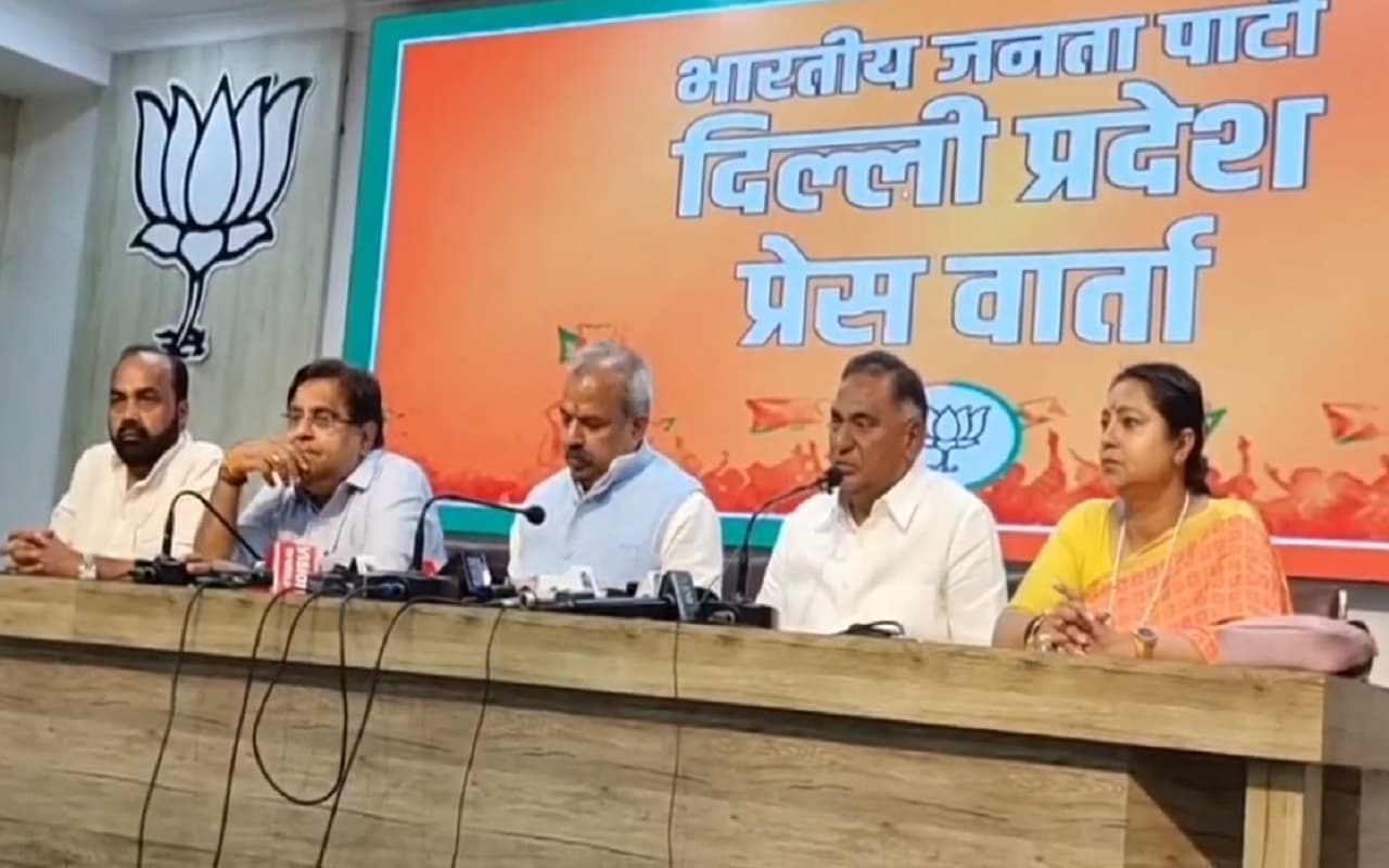 राष्ट्रपति से मिलेंगे दिल्ली बीजेपी विधायक, केजरीवाल सरकार को बर्खास्त करने की करेंगे मांग राष्ट्रपति से मिलेंगे दिल्ली बीजेपी विधायक, केजरीवाल सरकार को बर्खास्त करने की करेंगे मांग