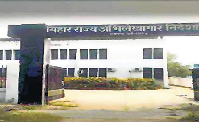 बिहारवासी भी अब जान सकेंगे 500 साल पुराने दस्तावेजों की हकीकत, फारसी के विद्वानों की टीम करेगी अनुवाद बिहारवासी भी अब जान सकेंगे 500 साल पुराने दस्तावेजों की हकीकत, फारसी के विद्वानों की टीम करेगी अनुवाद