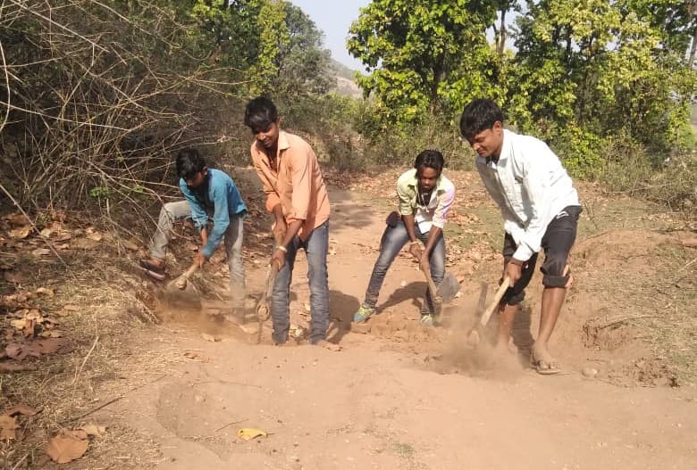 बोकारो के अमन गांव के लोग 25 किलोमीटर दूरी तय कर जाते हैं बाजार व पंचायत सचिवालय, जब किसी ने नहीं सुनी, तो श्रमदान कर बना रहे सड़क बोकारो के अमन गांव के लोग 25 किलोमीटर दूरी तय कर जाते हैं बाजार व पंचायत सचिवालय, जब किसी ने नहीं सुनी, तो श्रमदान कर बना रहे सड़क