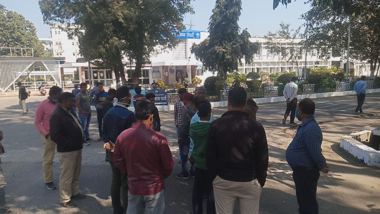 Jharkhand Crime News : झारखंड के बोकारो में 70 साल के बुजुर्ग की जमीन विवाद में हत्या, कई घायल, पुलिस अधिकारी पर परिजनों का गंभीर आरोप Jharkhand Crime News : झारखंड के बोकारो में 70 साल के बुजुर्ग की जमीन विवाद में हत्या, कई घायल, पुलिस अधिकारी पर परिजनों का गंभीर आरोप