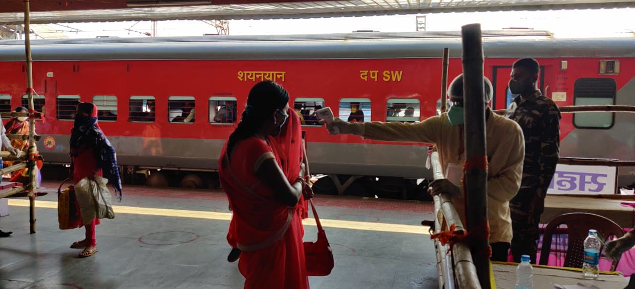 झारखंड पहुंचीं 44 ट्रेनें, 56 और रेलगाड़ियों से अपने घर लौटेंगे प्रवासी झारखंड पहुंचीं 44 ट्रेनें, 56 और रेलगाड़ियों से अपने घर लौटेंगे प्रवासी