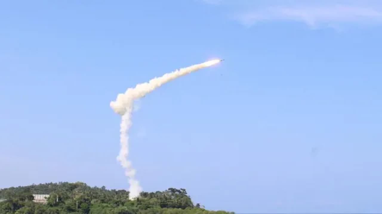 BrahMos Missile: सतह से सतह पर मार करने वाली ब्रह्मोस सुपरसोनिक क्रूज मिसाइल का सफल परीक्षण BrahMos Missile: सतह से सतह पर मार करने वाली ब्रह्मोस सुपरसोनिक क्रूज मिसाइल का सफल परीक्षण