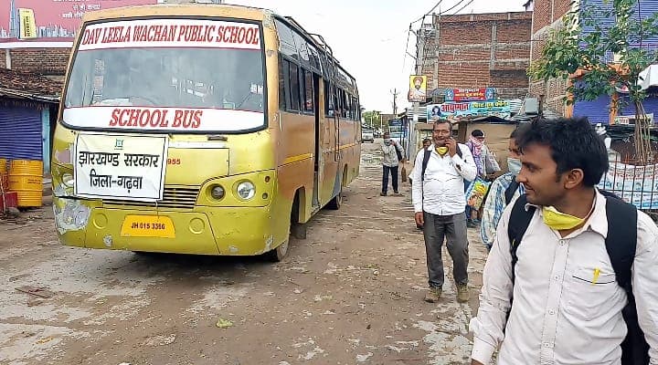 झारखंड लौटे प्रवासियों को रांची में इस तरह से लूटा
