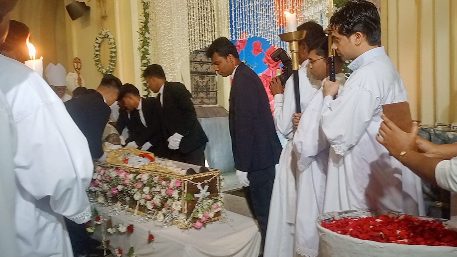 मदर टेरेसा की प्रतिमा के नीचे दफन हुए कार्डिनल तेलेस्फोर पी टोप्पो, मांडर में हुआ था निधन मदर टेरेसा की प्रतिमा के नीचे दफन हुए कार्डिनल तेलेस्फोर पी टोप्पो, मांडर में हुआ था निधन