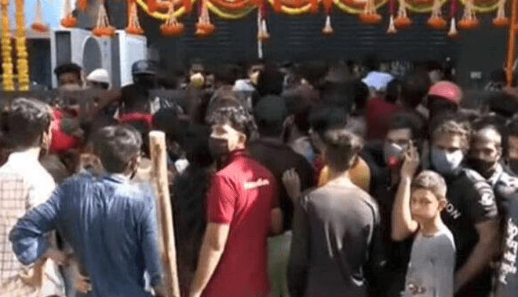VIDEO: 9 रुपये में एक टी-शर्ट के लिए दुकान पर उमड़ी भारी भीड़, प्रशासन ने लिया एक्शन VIDEO: 9 रुपये में एक टी-शर्ट के लिए दुकान पर उमड़ी भारी भीड़, प्रशासन ने लिया एक्शन