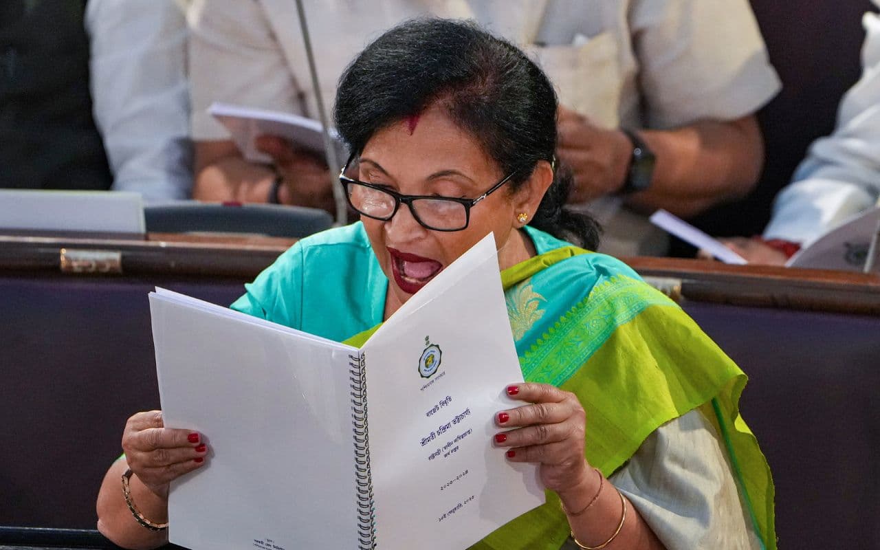 West Bengal Budget: वित्त मंत्री चंद्रिमा भट्टाचार्य ने पेश किया 3.39 लाख करोड़ रुपये का बजट West Bengal Budget: वित्त मंत्री चंद्रिमा भट्टाचार्य ने पेश किया 3.39 लाख करोड़ रुपये का बजट