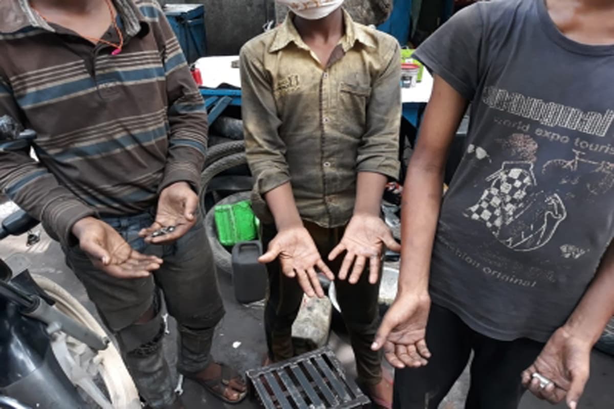 लखनऊ: एक हजार रुपए में खप रहा था बचपन, 30 नाबालिग बच्चों ने रेस्क्यू के बाद इस तरह बयां किया दर्द, केस दर्ज लखनऊ: एक हजार रुपए में खप रहा था बचपन, 30 नाबालिग बच्चों ने रेस्क्यू के बाद इस तरह बयां किया दर्द, केस दर्ज