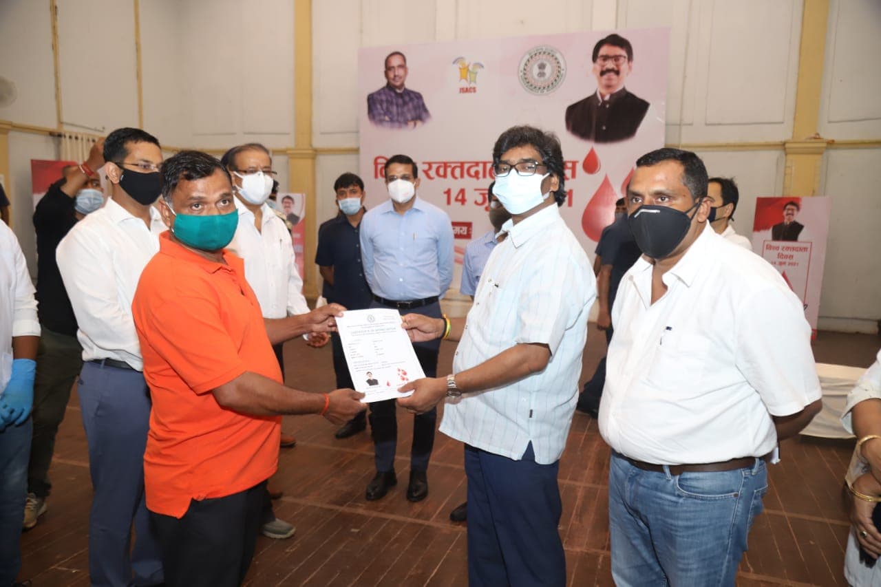 World Blood Donor Day 2021 : झारखंड में खून की कमी से अब नहीं होगी किसी की मौत, सीएम हेमंत सोरेन ने ब्लड कंपोनेंट सेपरेशन यूनिट का किया ऑनलाइन शिलान्यास, दिया ये आश्वासन World Blood Donor Day 2021 : झारखंड में खून की कमी से अब नहीं होगी किसी की मौत, सीएम हेमंत सोरेन ने ब्लड कंपोनेंट सेपरेशन यूनिट का किया ऑनलाइन शिलान्यास, दिया ये आश्वासन
