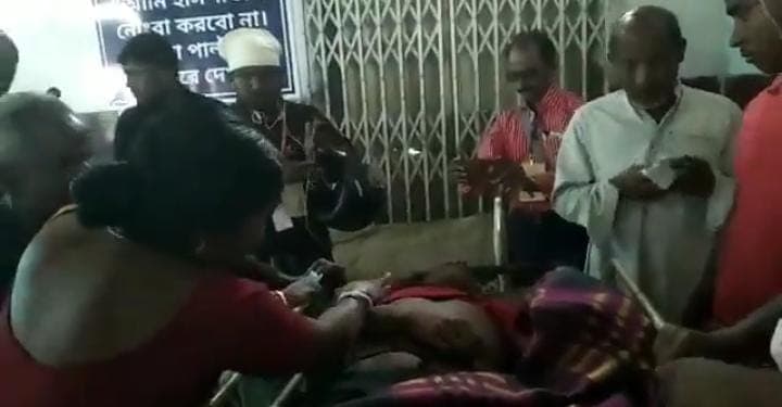 Bengal Chunav 2021: कूचबिहार में बूथ के बाहर गोलीबारी, एक युवक की मौत, एक्शन में चुनाव आयोग Bengal Chunav 2021: कूचबिहार में बूथ के बाहर गोलीबारी, एक युवक की मौत, एक्शन में चुनाव आयोग